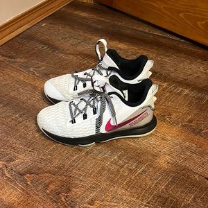 girls nike basketball shoes